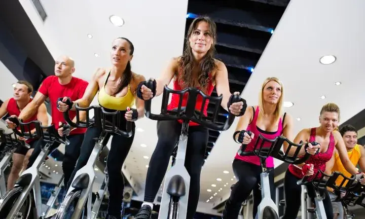 Spinning co to znaczy? Poznaj znaczenie w fitnessie i wędkarstwie